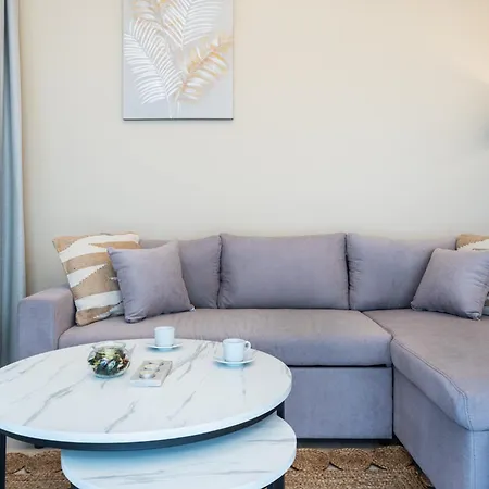 Jas Living - Chic Apts & Balconies In アパート