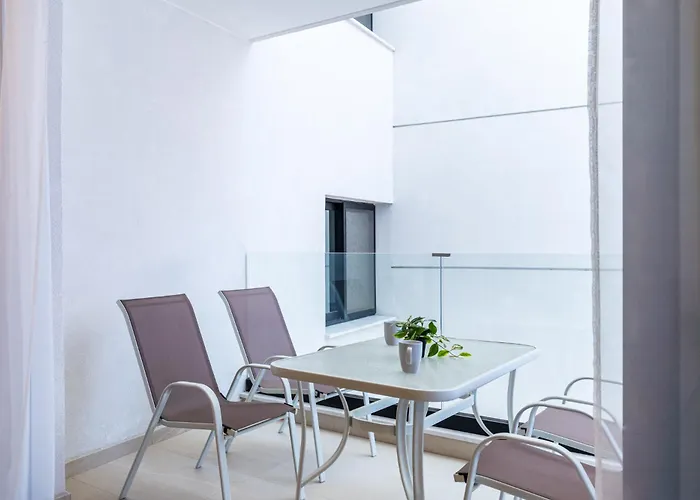 Jas Living - Chic Apts & Balconies In アパート *