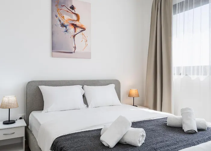 Jas Living - Chic Apts & Balconies In アパート