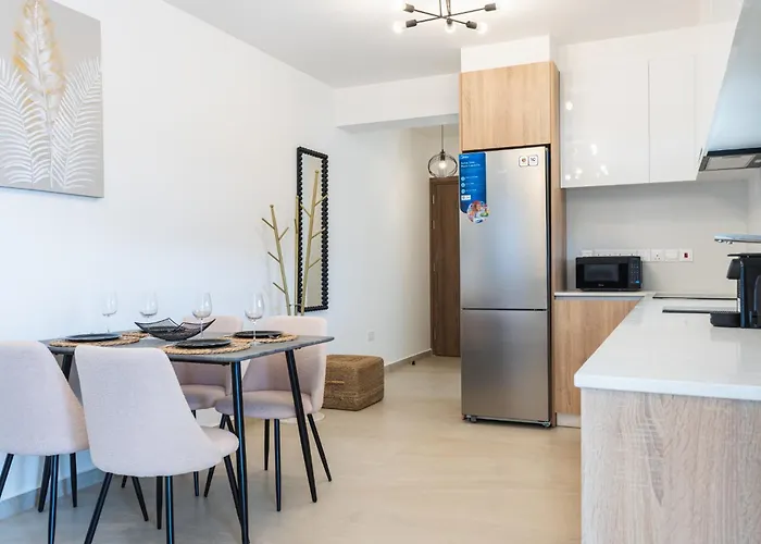 Jas Living - Chic Apts & Balconies In アパート *