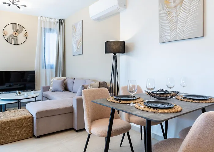 Jas Living - Chic Apts & Balconies In アパート *