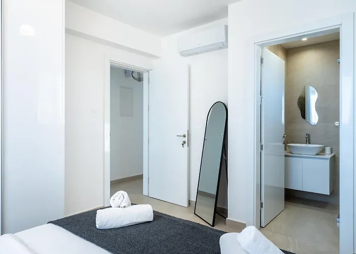 Jas Living - Chic Apts & Balconies In アパート *