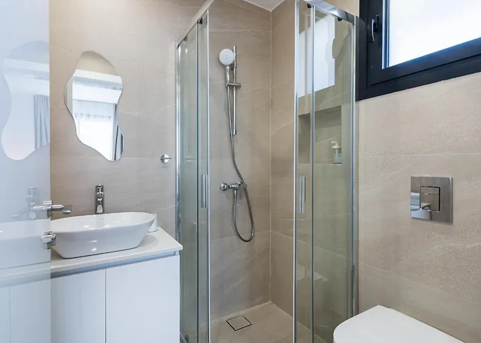 Jas Living - Chic Apts & Balconies In アパート *