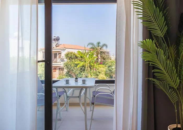 Jas Living - Chic Apts & Balconies In * ラルナカ