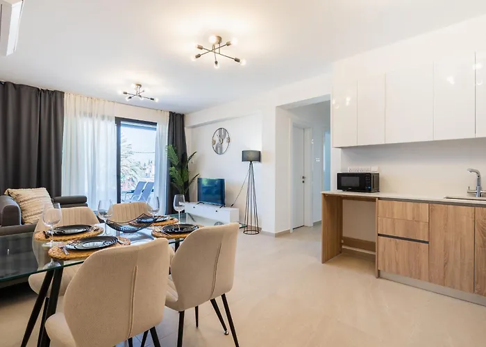 Jas Living - Chic Apts & Balconies In ラルナカ