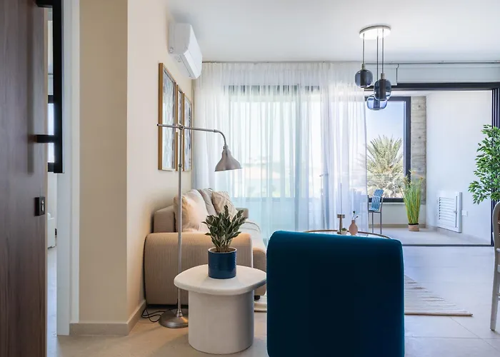 Jas Living - Chic Apts & Balconies In アパート *