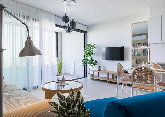 Jas Living - Chic Apts & Balconies In アパート