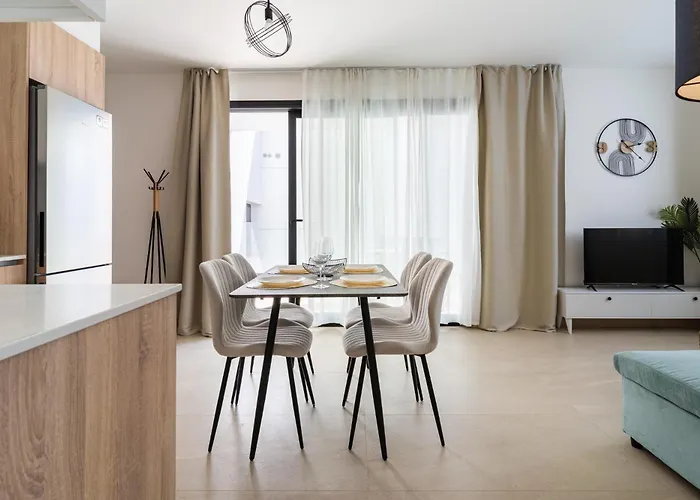 Jas Living - Chic Apts & Balconies In * ラルナカ