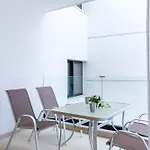 Jas Living - Chic Apts & Balconies In アパート *