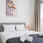 Jas Living - Chic Apts & Balconies In アパート
