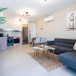 アパート Jas Living - Chic Apts & Balconies In ラルナカ