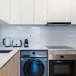 Jas Living - Chic Apts & Balconies In アパート *