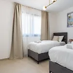 Jas Living - Chic Apts & Balconies In アパート *