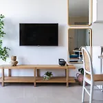 Jas Living - Chic Apts & Balconies In アパート *
