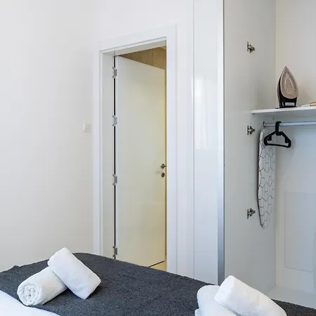 Jas Living - Chic Apts & Balconies In לרנקה