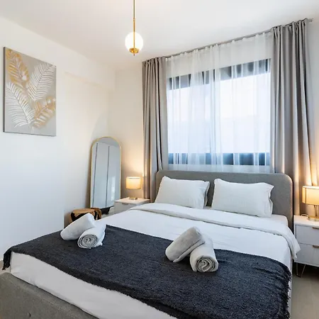 Jas Living - Chic Apts & Balconies In * لارنكا