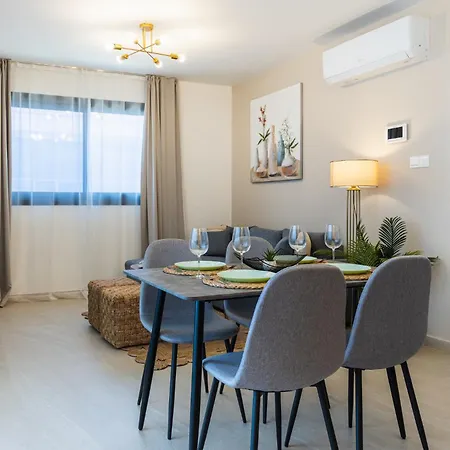 Jas Living - Chic Apts & Balconies In لارنكا