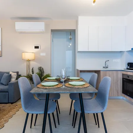Jas Living - Chic Apts & Balconies In * לרנקה