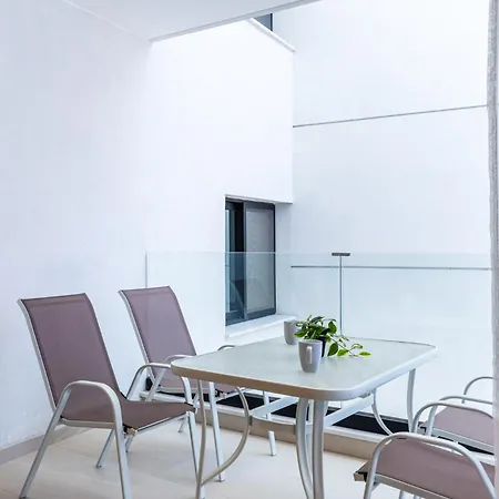 Jas Living - Chic Apts & Balconies In شقة *