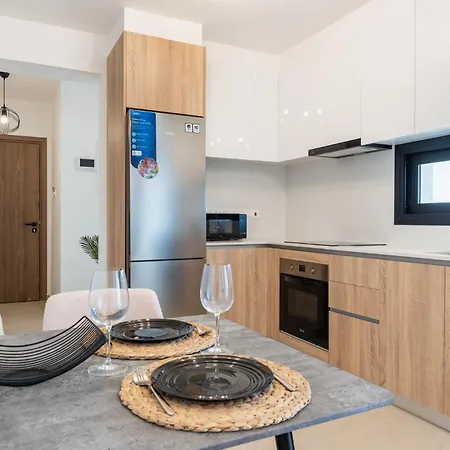 Jas Living - Chic Apts & Balconies In شقة لارنكا