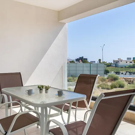 Jas Living - Chic Apts & Balconies In لارنكا