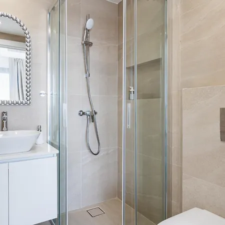 Jas Living - Chic Apts & Balconies In דירה *