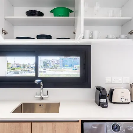 Jas Living - Chic Apts & Balconies In * לרנקה