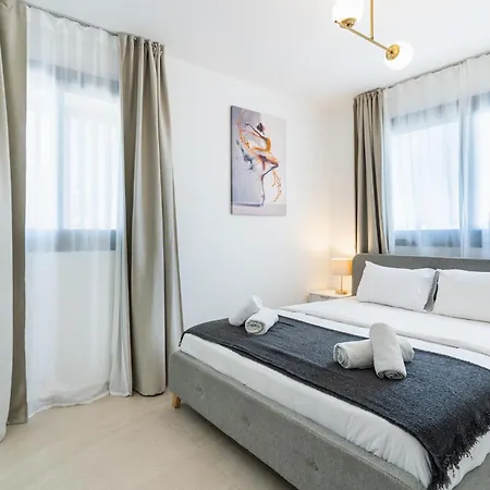 Jas Living - Chic Apts & Balconies In شقة