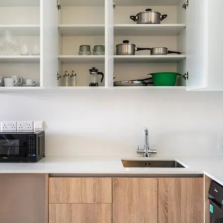 Jas Living - Chic Apts & Balconies In לרנקה