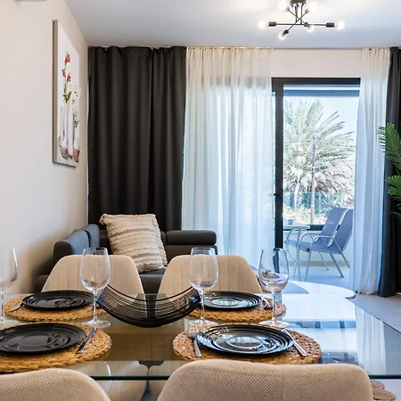 Jas Living - Chic Apts & Balconies In דירה *