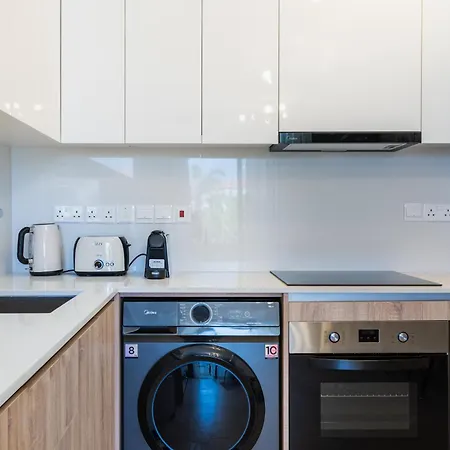 Jas Living - Chic Apts & Balconies In شقة *