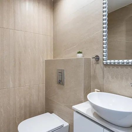 Jas Living - Chic Apts & Balconies In شقة