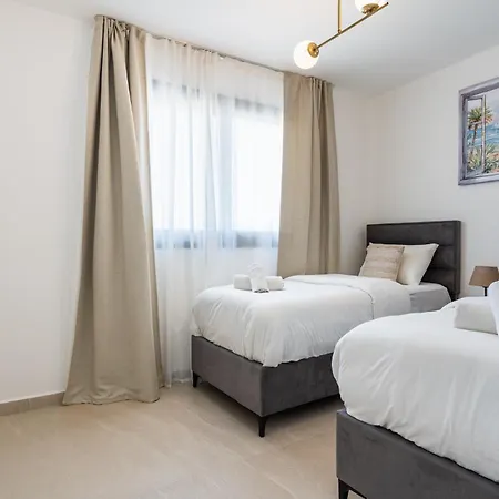 Jas Living - Chic Apts & Balconies In דירה *