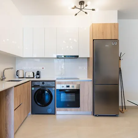 Jas Living - Chic Apts & Balconies In شقة لارنكا