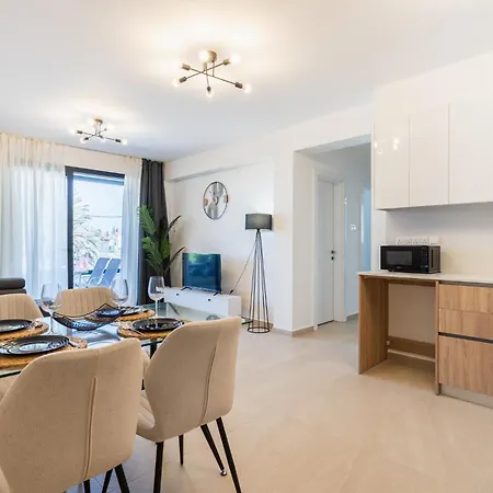 Jas Living - Chic Apts & Balconies In لارنكا