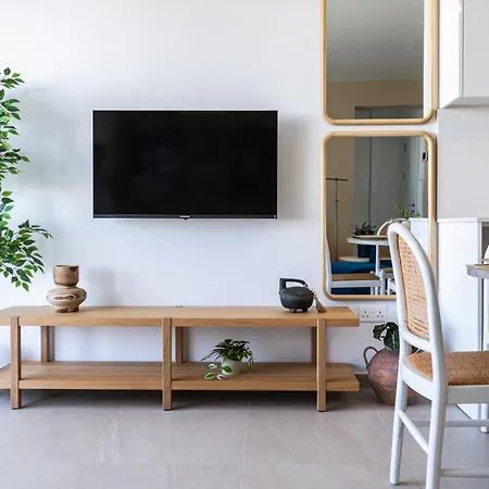 Jas Living - Chic Apts & Balconies In דירה *