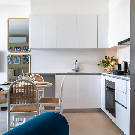 Jas Living - Chic Apts & Balconies In * לרנקה