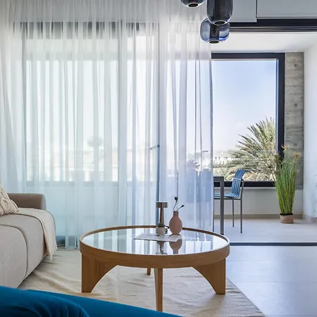 Jas Living - Chic Apts & Balconies In شقة لارنكا