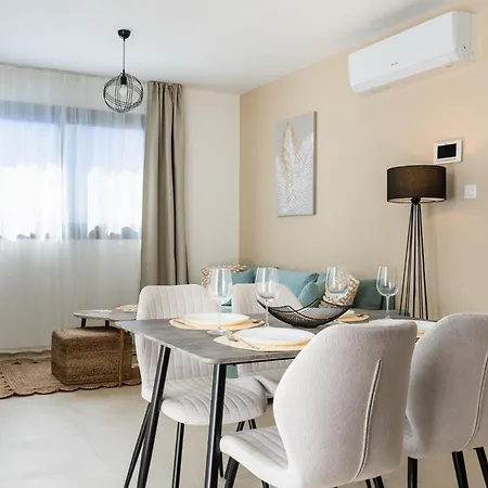 Jas Living - Chic Apts & Balconies In 拉纳卡