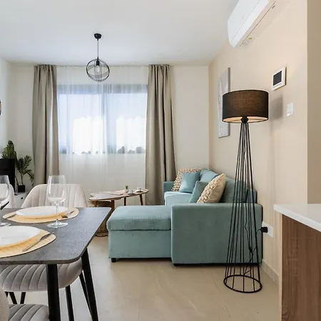Jas Living - Chic Apts & Balconies In דירה *