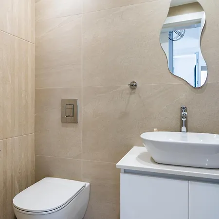 Jas Living - Chic Apts & Balconies In לרנקה