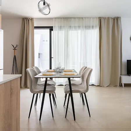 Jas Living - Chic Apts & Balconies In * לרנקה