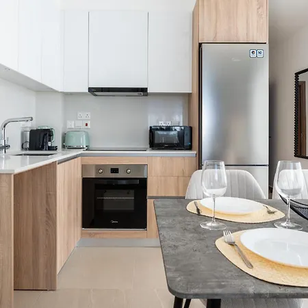 Jas Living - Chic Apts & Balconies In لارنكا