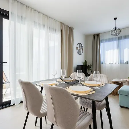Jas Living - Chic Apts & Balconies In شقة
