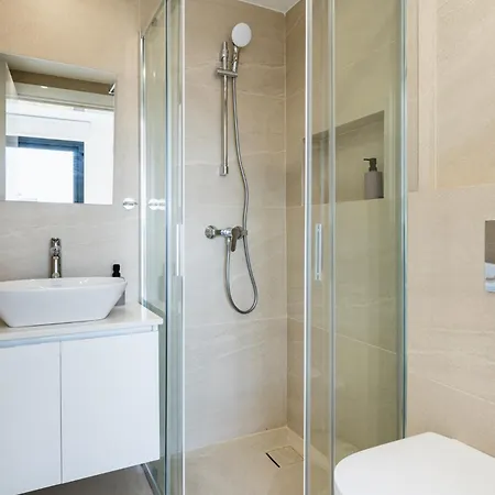 Jas Living - Chic Apts & Balconies In דירה לרנקה