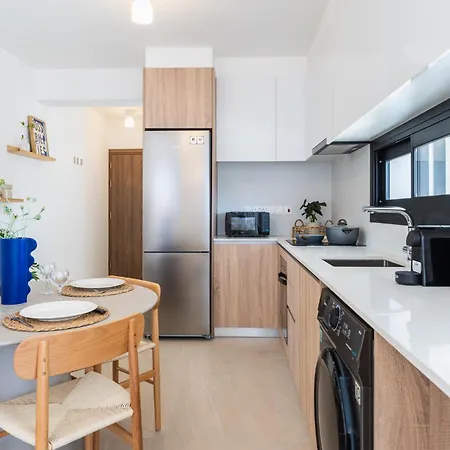 Jas Living - Chic Apts & Balconies In * لارنكا