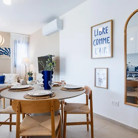 Jas Living - Chic Apts & Balconies In لارنكا