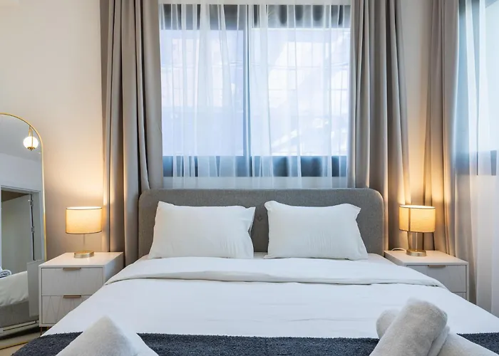 Jas Living - Chic Apts & Balconies In 라르나카