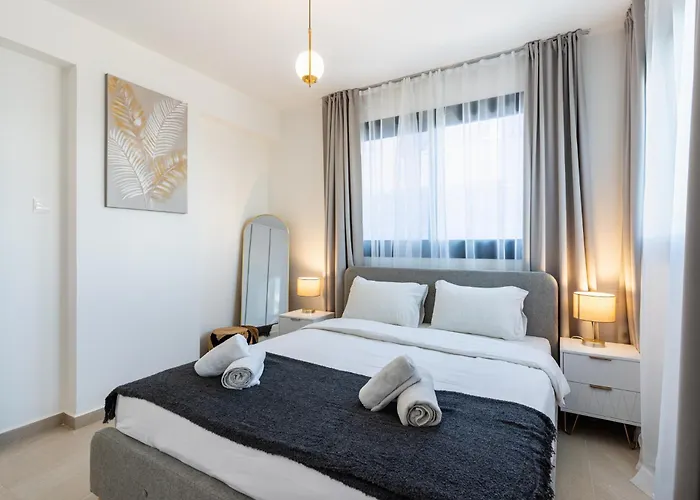 Jas Living - Chic Apts & Balconies In * 라르나카