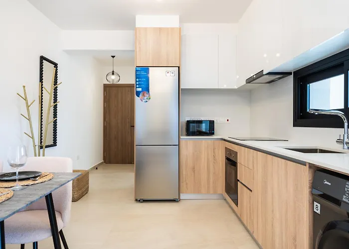 Jas Living - Chic Apts & Balconies In * 라르나카